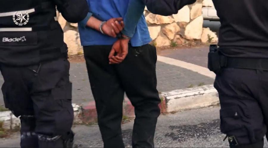 توثيق بالفيديو : طاردته الشرطة في ام الفحم فترك طفلته بالمركبة وفرّ هاربا
